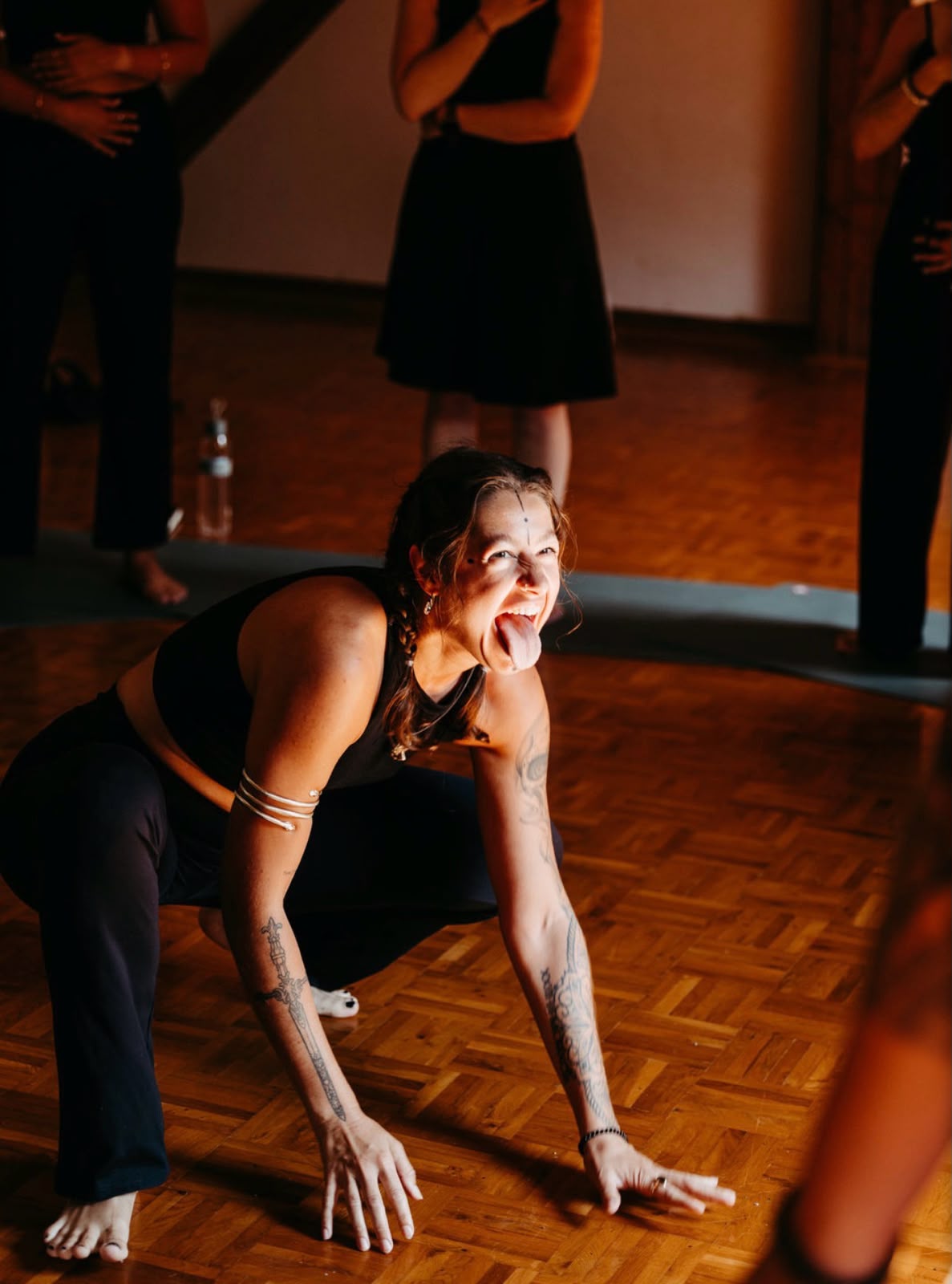 Anna-Lena führt eine Kundalini-Session mit einer Gruppe von Frauen